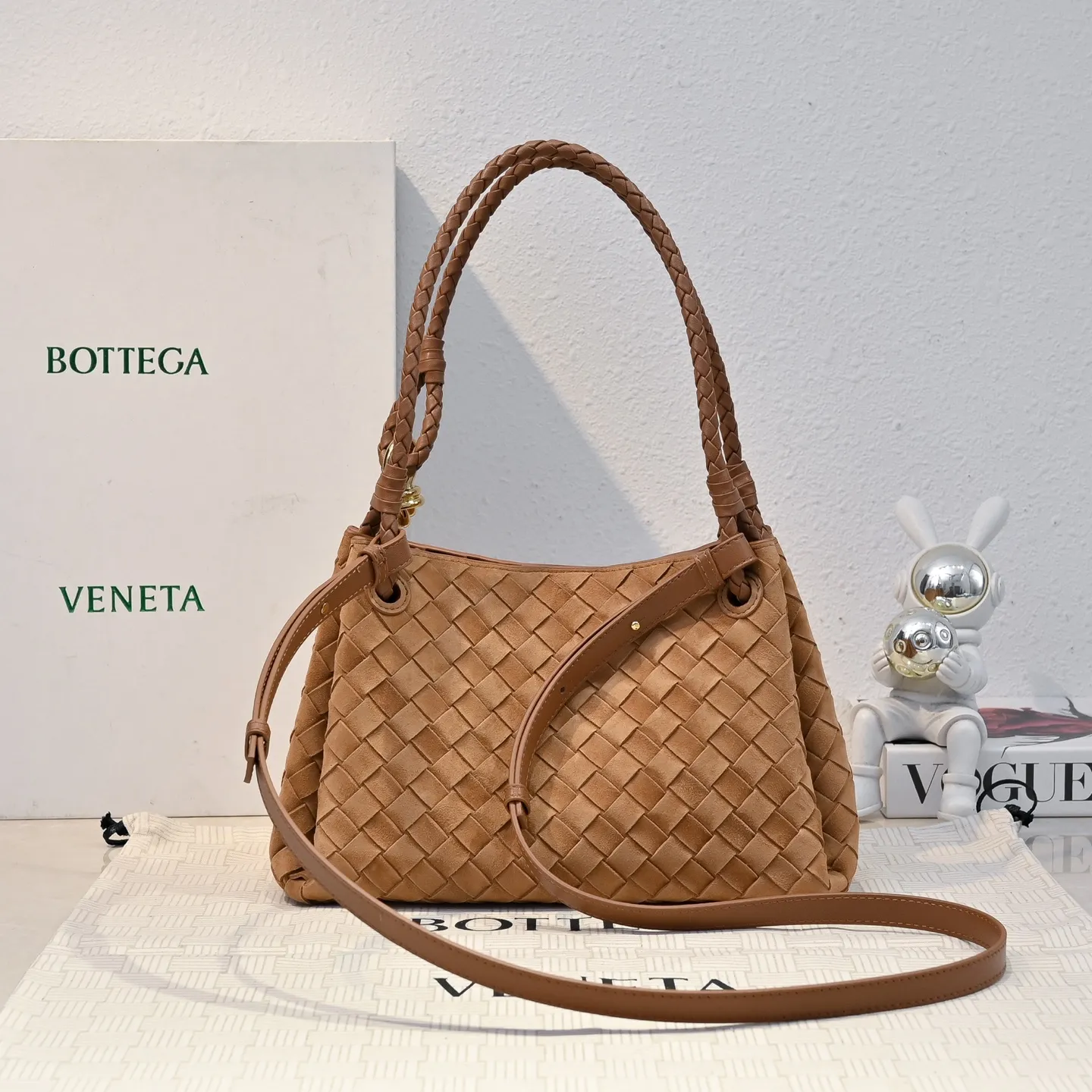 Batch 2060 BOTTEGA VENETA2025 new autumn medium suede parachuta has a unique appearance with the iconic metal knot, and a whole piece of leather folds the four corners into a parachute shape! The exquisite Knot metal buckle is like putting jewelry on a bag. It is high-end and elegant. Its super capacity can hold all your things! The overall effect of this bag is very different from before. It is neither too delicate to provide a large capacity nor too bulky because of its practicality. It simply provides a perfectly suitable bag for casual and simple people👜 Style number: 5921 Size: 29.5*18.5*17.5cm